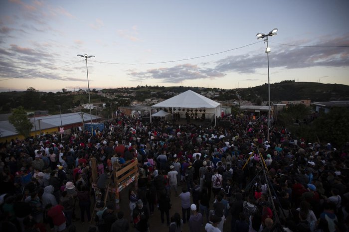 Católicos que acompanharam a celebração da paixão de Jesus Cristo