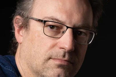 Lúcio Humberto Saretta (1972) é natural de Caxias do Sul (RS). Formado em Publicidade e Propaganda pela PUC-RS e Biblioteconomia pela UCS, é autor dos livros Alicate contra diamante, Crônicas douradas, Lições da barbearia, O louco no espelho (crônicas) e O cão e o violão (poesia). Como coautor, integrou as coletâneas Tetraedro (crônicas), Onisciente contemporâneo, Translações singulares, Não culpe o narrador, Tudo soma zero e Vigílias (contos). Por duas vezes vencedor do Concurso Anual Literário, promovido pela Biblioteca Pública Demétrio Niederauer de Caxias do Sul. Com o conto "O menino, a praça e o tempo" foi finalista do concurso Brasil em Prosa, promovido pela Amazon, Samsung e Jornal O Globo, em 2015.<!-- NICAID(15664644) -->