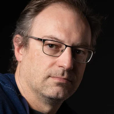 Lúcio Humberto Saretta (1972) é natural de Caxias do Sul (RS). Formado em Publicidade e Propaganda pela PUC-RS e Biblioteconomia pela UCS, é autor dos livros Alicate contra diamante, Crônicas douradas, Lições da barbearia, O louco no espelho (crônicas) e O cão e o violão (poesia). Como coautor, integrou as coletâneas Tetraedro (crônicas), Onisciente contemporâneo, Translações singulares, Não culpe o narrador, Tudo soma zero e Vigílias (contos). Por duas vezes vencedor do Concurso Anual Literário, promovido pela Biblioteca Pública Demétrio Niederauer de Caxias do Sul. Com o conto "O menino, a praça e o tempo" foi finalista do concurso Brasil em Prosa, promovido pela Amazon, Samsung e Jornal O Globo, em 2015.<!-- NICAID(15664644) -->