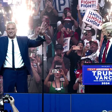 (ARQUIVOS) O ex-presidente dos EUA e candidato presidencial republicano Donald Trump (R) recebe no palco o candidato presidencial independente Robert F. Kennedy Jr. (L) durante um comício de campanha na Desert Diamond Arena em Glendale, Arizona, 23 de agosto de 2024. Kennedy Jr. ., um teórico da conspiração de longa data e opositor das vacinas, agora tem os ouvidos do presidente eleito Donald Trump para promover o que ele chama de agenda “Tornar a América Saudável Novamente”. É uma aliança algo improvável entre a família Kennedy, Scion, outrora um célebre defensor do ambiente que apelou à adoção de medidas contra as alterações climáticas, e o líder republicano que regressa. (Foto de Olivier TOURON/AFP)<!-- NICAID(15914383) -->