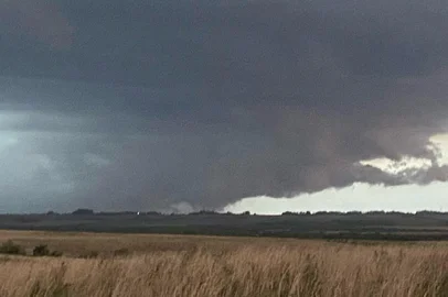 Grupo de caçadores de tempestades brasileiros e americanos registra supercélula na Fronteira Oeste do RS neste sábado (26). Foto: @TheNaderMike/Instagram<!-- NICAID(16374537) -->