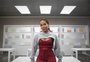 Anitta é surpreendida por André Lamoglia enquanto toma banho em teaser de "Elite"
