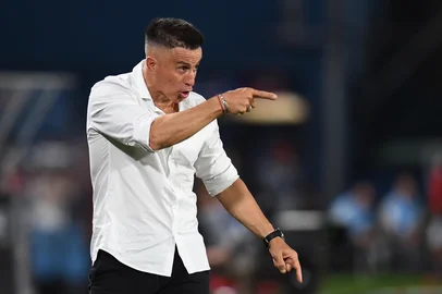 Nacional's head coach Pablo Peirano gestures during the Copa Libertadores group stage football match between Uruguay's Nacional and Brazil's Internacional at the Gran Parque Central stadium in Montevideo, on May 15, 2025. (Photo by DANTE FERNANDEZ / AFP)Editoria: SPOLocal: MontevideoIndexador: DANTE FERNANDEZSecao: soccerFonte: AFPFotógrafo: STR<!-- NICAID(16038398) -->