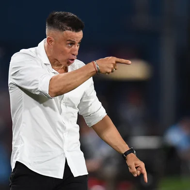 Nacional's head coach Pablo Peirano gestures during the Copa Libertadores group stage football match between Uruguay's Nacional and Brazil's Internacional at the Gran Parque Central stadium in Montevideo, on May 15, 2025. (Photo by DANTE FERNANDEZ / AFP)Editoria: SPOLocal: MontevideoIndexador: DANTE FERNANDEZSecao: soccerFonte: AFPFotógrafo: STR<!-- NICAID(16038398) -->