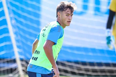 RS - FUTEBOL/ TREINO GREMIO 2025 - ESPORTES - Jogadores do Gremio realizam treino tÃ©cnico durante a tarde desta quarta-feira, no CT Luiz Carvalho, na preparaÃ§Ã£o para a partida valida pelo Campeonato Brasileiro 2025. FOTO: LUCAS UEBEL/GREMIO FBPA Volante Tiaguinho<!-- NICAID(16181695) -->