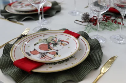 CAXIAS DO SUL, RS, BRASIL, 09/12/2024. Almanaque sobre dicas de como montar uma mesa decorada para a ceia de Natal. Na foto, Suélen Giequelin. (Bruno Todeschini/Agência RBS)Indexador: Bruno Todeschini<!-- NICAID(15931792) -->