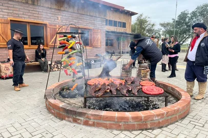 No lançamento da edição 2025 do Acampamento Farroupilha de Porto Alegre, não poderia falta churrasco e chimarrão. Foi sob este clima que foi dada a largada, nesta terça-feira (3), para a organização do evento. A promoção ocorrerá de 1º a 21 de setembro no Parque Maurício Sirotsky Sobrinho, com a expectativa de receber cerca de 2 milhões de visitantes.<!-- NICAID(16051514) -->