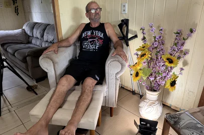 O construtor Valmir de Freitas Inácio, também de Sapucaia do Sul, está na fila desde 2022 e precisa de uma prótese para o fêmur:<!-- NICAID(16194030) -->