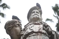 PORTO ALEGRE, RS, BRASIL, 31-08-2026: Estátua de Giusepe e Anita Garibaldi, na praça Garibaldi, estão deterioradas. Foto: Jonathan Heckler/Grupo RBS<!-- NICAID(16356482) -->
