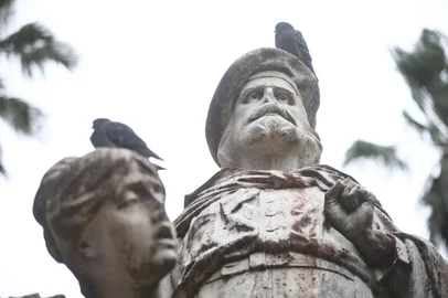Jonathan Heckler / Grupo RBS PORTO ALEGRE, RS, BRASIL, 31-08-2026: Estátua de Giusepe e Anita Garibaldi, na praça Garibaldi, estão deterioradas. Foto: Jonathan Heckler/Grupo RBS<!-- NICAID(16356482) -->