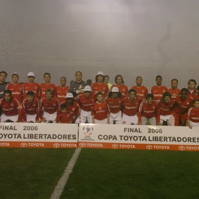 *** F.Gomes - Inter x SPO 1 ***Internacional e São Paulo jogam a última partida da Copa Libertadores da América 2006 no estádio Beira-Rio, em Porto Alegre. O São Paulo já foi campeão três vezes, enquanto o Inter vai em busca da sua primeira conquista.Inter posa para foto oficial. Ao fundo, a fumaça dos sinalizadores da torcida que paralisaria o jogo logo no início.-CRÉDITO FOTÓGRAFO: Fernando Gomes, Agência RBS, 16/08/2006<!-- NICAID(1830879) -->