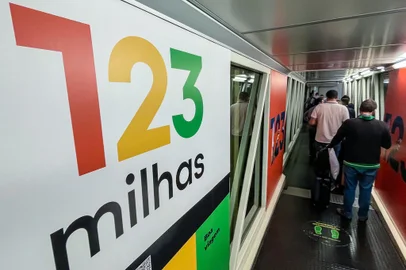 BrasÃ­lia (DF), 01/09/2023, Propaganda da empresa 123 Milhas, no Aeroporto Internacional Presidente Juscelino Kubitschek.  Foto: Juca Varella/AgÃªncia Brasil<!-- NICAID(15529487) -->
