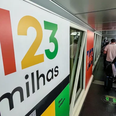 BrasÃ­lia (DF), 01/09/2023, Propaganda da empresa 123 Milhas, no Aeroporto Internacional Presidente Juscelino Kubitschek.  Foto: Juca Varella/AgÃªncia Brasil<!-- NICAID(15529487) -->