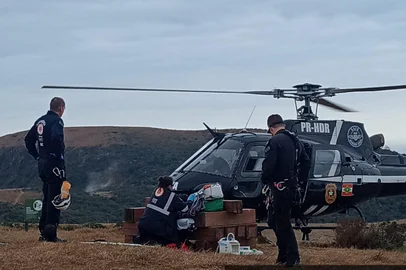 Uma criança caiu do Cânion Fortaleza, em Cambará do Sul, nesta quinta-feira (10). O Corpo de Bombeiros foi acionado no início da tarde para a busca da menina, que não teve a idade revelada. Um helicóptero da Polícia Civil de Criciúma (SC) está auxiliando nas buscas. <!-- NICAID(16077790) -->