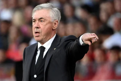 Real Madrid's Italian coach Carlo Ancelotti gestures from the touchline during the Spanish league football match between Girona FC and Real Madrid CF at the Montilivi stadium in Girona on April 25, 2023. (Photo by LLUIS GENE / AFP)<!-- NICAID(15411869) -->