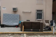 SÃO JOSÉ, SC, BRASIL - 2025.01.19 - Moradores de condomínio em São José, Santa Catarina, vizinhos do Rio Araújo, foram afetados com o nível da água. Parte do muro de contenção caiu. (Foto: André Ávila/ Agência RBS)Indexador: Andre Avila<!-- NICAID(15956611) -->