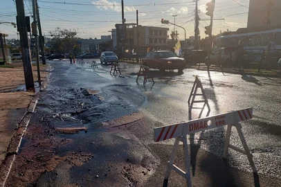 Rompimento de adutora no bairro Nonoai, em Porto Alegre