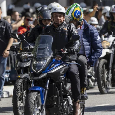 BOLSONARO MOTOCIATA SÃO PAULOSP - JAIR MESSIAS BOLSONARO-MOTOCIATA - POLÍTICA - Presidente Jair Messias Bolsonaro, participa de Motociata em São Paulo. Ato Acelera para Cristo está marcado sai às 10h do Anhembi, rumo a Americana.  A motociata tem entre seus organizadores o empresário Jackson Vilar, que também se apresentou como o organizador da primeira edição do evento, no ano passado, em São Paulo. 15/04/2022. 15/04/2022 - Foto: ISAAC FONTANA/FRAMEPHOTO/FRAMEPHOTO/ESTADÃO CONTEÚDOEditoria: POLÍTICALocal: SÃO PAULOIndexador: ISAAC FONTANAFonte: FRAMEPHOTOFotógrafo: FRAMEPHOTO<!-- NICAID(15070087) -->
