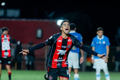 MáRCIO JOSé / AGIF - AGÊNCIA DE FOTOGRAFIA/ESTADÃO CONTEÚDO BRASILEIRO A 2026, VITORIA X GREMIOBA - BRASILEIRO A 2026, VITORIA X GRÊMIO - ESPORTES - BA - SALVADOR - 07/09/2026 - BRASILEIRO A 2026, VITORIA X GRÊMIO - Renê jogador do Vitoria comemora seu gol durante partida contra o Grêmio no estádio Barradão pelo campeonato Brasileiro A 2026. 07/09/2026 - Foto: MáRCIO JOSé/AGIF - AGÊNCIA DE FOTOGRAFIA/AGIF - AGÊNCIA DE FOTOGRAFIA/ESTADÃO CONTEÚDOEditoria: ESPORTESLocal: SALVADORIndexador: MáRCIO JOSéFotógrafo: AGIF - AGÊNCIA DE FOTOGRAFIA<!-- NICAID(16361055) -->