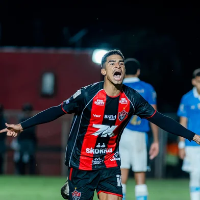 BRASILEIRO A 2026, VITORIA X GREMIOBA - BRASILEIRO A 2026, VITORIA X GRÊMIO - ESPORTES - BA - SALVADOR - 07/09/2026 - BRASILEIRO A 2026, VITORIA X GRÊMIO - Renê jogador do Vitoria comemora seu gol durante partida contra o Grêmio no estádio Barradão pelo campeonato Brasileiro A 2026. 07/09/2026 - Foto: MáRCIO JOSé/AGIF - AGÊNCIA DE FOTOGRAFIA/AGIF - AGÊNCIA DE FOTOGRAFIA/ESTADÃO CONTEÚDOEditoria: ESPORTESLocal: SALVADORIndexador: MáRCIO JOSéFotógrafo: AGIF - AGÊNCIA DE FOTOGRAFIA<!-- NICAID(16361055) -->