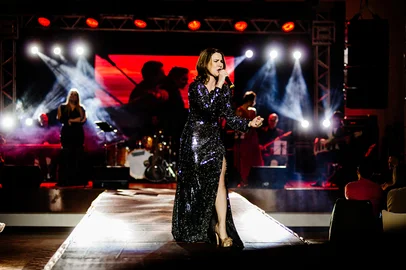 Entre os nomes mais emblemáticos que ajudaram a construir a identidade sonora e poética deste movimento, estavam Caetano Veloso, Maria Bethânia e Gal Costa. Agora, décadas depois, o Recreio da Juventude presta uma homenagem à representatividade, à genialidade e às inspirações que os três ainda deixam para a cultura brasileira. Será na edição de junho do Terça Cult, com o show Tropicalizando. A apresentação acontece no dia 3, a partir das 20h, na Sede Social. A produção musical será de Dan Ferretti, nome reconhecido da cena musical local. No palco, ao lado dele, Fran Duarte e Paola Delazzeri emprestam seus talentos e vozes para a representação de Bethânia e Gal, e darão um toque único para as interpretações intensas e marcantes dos dois ícones femininos da música brasileira.FOTO: Paola Delazzeri, cantora<!-- NICAID(16043325) -->