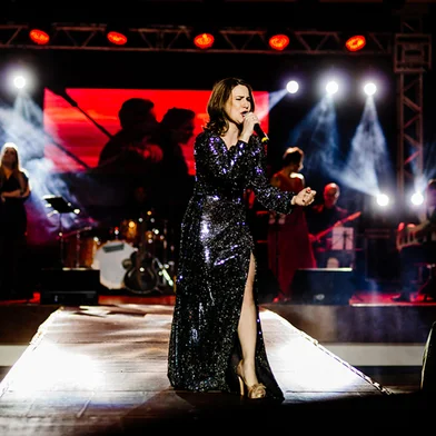 Entre os nomes mais emblemáticos que ajudaram a construir a identidade sonora e poética deste movimento, estavam Caetano Veloso, Maria Bethânia e Gal Costa. Agora, décadas depois, o Recreio da Juventude presta uma homenagem à representatividade, à genialidade e às inspirações que os três ainda deixam para a cultura brasileira. Será na edição de junho do Terça Cult, com o show Tropicalizando. A apresentação acontece no dia 3, a partir das 20h, na Sede Social. A produção musical será de Dan Ferretti, nome reconhecido da cena musical local. No palco, ao lado dele, Fran Duarte e Paola Delazzeri emprestam seus talentos e vozes para a representação de Bethânia e Gal, e darão um toque único para as interpretações intensas e marcantes dos dois ícones femininos da música brasileira.FOTO: Paola Delazzeri, cantora<!-- NICAID(16043325) -->
