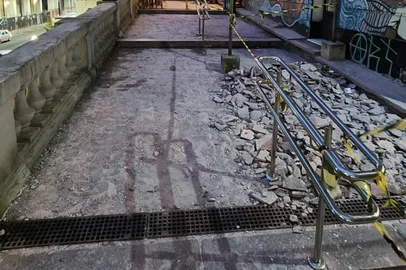 PORTO ALEGRE, RS, BRASIL, 03-10-2025: Escadaria do viaduto Otávio Rocha passa por nova troca de piso. Foto: Marcello Lima / Arquivo Pessoal<!-- NICAID(16138795) -->
