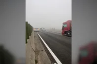 Quatro pessoas ficaram feridas, sendo uma em estado grave, devido a um engavetamento que envolveu 12 veículos na BR-101, em Sangão, Santa Catarina, na manhã desta terça-feira (15). O acidente ocorreu por volta das 7h10min, próximo ao km 362, no sentido Norte/Sul.<!-- NICAID(16080626) -->