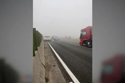 Quatro pessoas ficaram feridas, sendo uma em estado grave, devido a um engavetamento que envolveu 12 veículos na BR-101, em Sangão, Santa Catarina, na manhã desta terça-feira (15). O acidente ocorreu por volta das 7h10min, próximo ao km 362, no sentido Norte/Sul.<!-- NICAID(16080626) -->