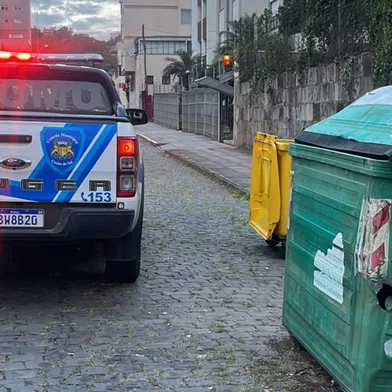 Câmeras auxiliam Guarda Municipal a encontrar homem que ateou fogo em container da Codeca, em Caxias<!-- NICAID(15580591) -->