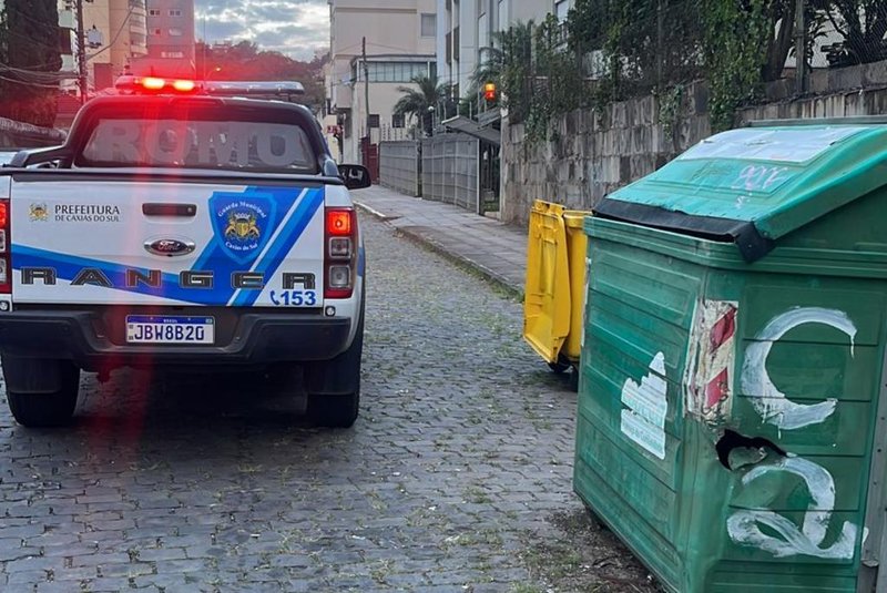 Câmeras auxiliam Guarda Municipal a encontrar homem que ateou fogo em container da Codeca, em Caxias<!-- NICAID(15580591) -->