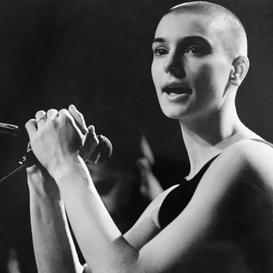 (FILES) An undated photo from the late 1980's shows Sinead O'Connor performing in Vancouver, Canada. I. rish pop singer Sinead O'Connor, who shot to worldwide fame in the 1990s, has died at the age of 56, Irish media reported on July 26, 2023. (Photo by Mandel NGAN / AFP)Editoria: ACELocal: VancouverIndexador: MANDEL NGANSecao: musicFonte: AFPFotógrafo: STF<!-- NICAID(15493401) -->