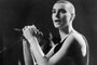 (FILES) An undated photo from the late 1980's shows Sinead O'Connor performing in Vancouver, Canada. I. rish pop singer Sinead O'Connor, who shot to worldwide fame in the 1990s, has died at the age of 56, Irish media reported on July 26, 2023. (Photo by Mandel NGAN / AFP)Editoria: ACELocal: VancouverIndexador: MANDEL NGANSecao: musicFonte: AFPFotógrafo: STF<!-- NICAID(15493401) -->