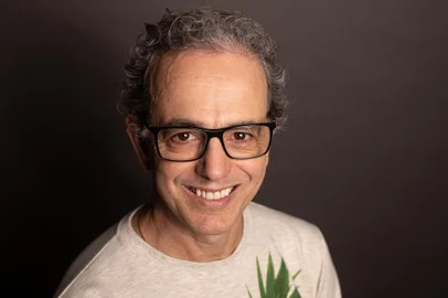 Jornalista Carlinhos Santos lança o livro Mil FolhasPublicação tem desenhos de Vivi Pasqual e sessão de autógrafos com bate-papo será no Zarabatana Café dia 22 de setembro.Tem desenho de Vivi Pasqual na capa e páginas internas do livro Mil Folhas, que o jornalista Carlinhos Santos lança no dia 22, às 18h, no Zarabatana Café. Contemplada pelo edital de 2022 do Financiarte, a publicação reúne textos curtos originalmente publicados na Coluna 3por4 do Jornal Pioneiro, e outras escritas inéditas em prosa. A arte da capa e o projeto gráfico do livro são do designer Marco Verdi.Após a sessão de autógrafos, às 20h, rola um bate-papo reunindo a escritora Alessandra Rech, o poeta Marco de Menezes e Carlinhos Santos. O tema do bate-papo, que também quer ser uma espécie de sarau, é “A Palavra pela Palavra”. A proposta é um livre pensamento sobre o ato da escrita, seus desafios, encantamentos e agruras. A mediação será do jornalista e escritor Marcelo Mugnol, titular da Coluna 3por4.Depois do lançamento no Zarabatana Café, será realizada uma sessão de autógrafos na Feira do Livro de Caxias, dia 06 de outubro, às 17h. O livro Mil Folhas foi contemplado no Edital Financiarte 01/2022 da Secretaria Municipal de Cultura. A produção cultural é de Flor Nieto e equipe da Lynch Gestão Cultural.<!-- NICAID(15536361) -->