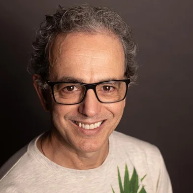 Jornalista Carlinhos Santos lança o livro Mil FolhasPublicação tem desenhos de Vivi Pasqual e sessão de autógrafos com bate-papo será no Zarabatana Café dia 22 de setembro.Tem desenho de Vivi Pasqual na capa e páginas internas do livro Mil Folhas, que o jornalista Carlinhos Santos lança no dia 22, às 18h, no Zarabatana Café. Contemplada pelo edital de 2022 do Financiarte, a publicação reúne textos curtos originalmente publicados na Coluna 3por4 do Jornal Pioneiro, e outras escritas inéditas em prosa. A arte da capa e o projeto gráfico do livro são do designer Marco Verdi.Após a sessão de autógrafos, às 20h, rola um bate-papo reunindo a escritora Alessandra Rech, o poeta Marco de Menezes e Carlinhos Santos. O tema do bate-papo, que também quer ser uma espécie de sarau, é “A Palavra pela Palavra”. A proposta é um livre pensamento sobre o ato da escrita, seus desafios, encantamentos e agruras. A mediação será do jornalista e escritor Marcelo Mugnol, titular da Coluna 3por4.Depois do lançamento no Zarabatana Café, será realizada uma sessão de autógrafos na Feira do Livro de Caxias, dia 06 de outubro, às 17h. O livro Mil Folhas foi contemplado no Edital Financiarte 01/2022 da Secretaria Municipal de Cultura. A produção cultural é de Flor Nieto e equipe da Lynch Gestão Cultural.<!-- NICAID(15536361) -->