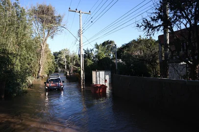 PORTO ALEGRE, RS, BRASIL, 23-06-2025: Cheia do Guaíba atinge região das ilhas. Após semana de chuvas nível do Guaíba chega a 3,28m. Ação da Defesa civil juntamente com o Exército entrega mantimentos na ilha dos marinheiros. Foto Jonathan Heckler/agência RBS<!-- NICAID(16065789) -->