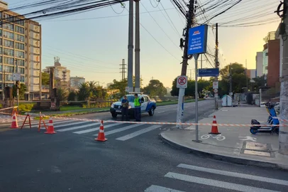 Uma energização do solo provoca um bloqueio na Avenida Ipiranga, sentido Centro-Bairro,  entre as avenidas Getúlio Vargas e Érico Veríssimo, no bairro Menino Deus, na manhã desta quarta-feira (11)<!-- NICAID(16222941) -->