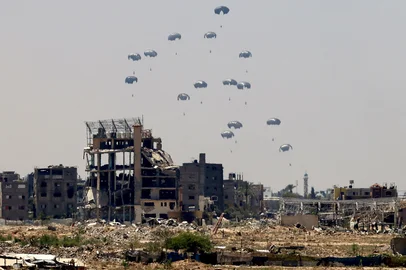 Aid pallets are parachuted after being dropped from a military plane over Nuseirat in the central Gaza Strip during an airdrop mission above the Israel-besieged Palestinian territory on August 4, 2025. (Photo by AFP)<!-- NICAID(16094511) -->