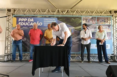 O Prefeito Adiló Didomenico e o CEO da JOPE ISB - Inova Caxias, Ruz Gonzales assinaram na manhã deste sábado (28/3) o início da construção das primeiras 16 escolas da PPP da Educação Infantil. O ato ocorreu onde será erguida a EEI Interlagos (Rua Bolívar Melgará, bairro Interlagos). Neste mesmo dia, além do início dos trabalhos no canteiro de obras da EEI Interlagos, iniciaram também os serviços da EEI Cruzeiro, as duas primeiras unidades previstas para começar em abril. No fundo da foto ainda: Zé Dambrós, Marcos Vinícius Caberlon e Marta Fattori. <!-- NICAID(16254589) -->