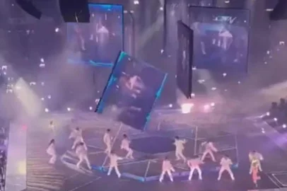 Telão cai em cima de integrante do grupo Mirror durante show em Hong Kong; veja os vídeos<!-- NICAID(15160990) -->