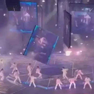 Telão cai em cima de integrante do grupo Mirror durante show em Hong Kong; veja os vídeos<!-- NICAID(15160990) -->