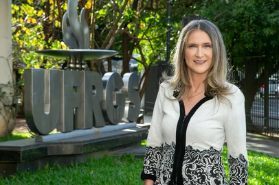 Natural de Cruz Alta, Patricia Pranke, 53 anos, é uma das maiores especialistas em células-tronco no Brasil. Professora da Faculdade de Farmácia da Universidade Federal do Rio Grande do Sul (UFRGS) desde 1995 (veja ao fim do texto o currículo), ela se tornou, no fim de setembro, vice-reitora. Agora, será braço-direito do reitor, Carlos André Bulhões, após conturbada eleição na qual ambos foram nomeados pelo presidente Jair Bolsonaro apesar de ficarem em terceiro lugar<!-- NICAID(14609900) -->