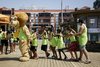Leão da Coragem, mascote do Instituto do Câncer Infantil, recepcionou as famílias em Capão da Canoa
