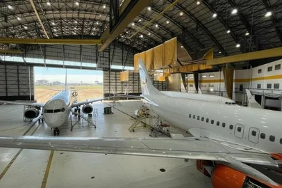 Hangar gaúcho do DTX Group, de Dubai. Estrutura conseguiu uma importante certificação que permitirá fazer a manutenção de aviões de grande porte.<!-- NICAID(16297610) -->
