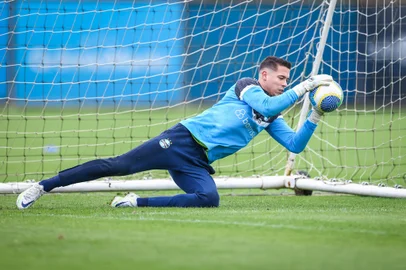 RS - FUTEBOL/ TREINO GREMIO 2024 - ESPORTES - Jogadores do Gremio realizam treino técnico durante a manha desta quarta-feira, no CT Luiz Carvalho, na preparação para a partida válida pelo Campeonato Brasileiro 2024. FOTO: LUCAS UEBEL/GREMIO FBPA<!-- NICAID(15853035) -->
