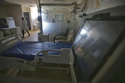 PORTO ALEGRE, RS, BRASIL - 01/12/2023 - Fechada para atendimento desde esta sexta-feira (1º), a UTI Pediátrica do Hospital Vila Nova tem previsão de reabertura para fevereiro do ano que vem. A estimativa da direção do hospital está condicionada ao credenciamento do setor junto ao Ministério da Saúde (MS), que garantirá recursos para a operação.  O Hospital Vila Nova está em negociações com o MS para que a UTI receba verba pelo Sistema Único de Saúde (SUS). O valor do repasse seria de R$ 400 mil mensais.  Segundo a instituição, o fechamento da estrutura ocorreu devido à ausência de recursos financeiros dos gestores do SUS para a manutenção do serviço. O custo para manutenção se aproxima de R$ 600 mil mensais.  FOTO: LAURO ALVES, AGÊNCIA RBS<!-- NICAID(15614143) -->