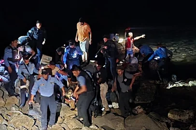 Handout picture released by Honduran Police shows rescue teams helping an injured man after a plane crash in Roatan, Honduras on March 17, 2025. At least six people died when a small plane carrying 17 people skidded off the runway while taking off from the Honduran Caribbean island of Roatan and crashed into the sea, fire officials said. (Photo by Handout / HONDURAN POLICE / AFP) / RESTRICTED TO EDITORIAL USE - MANDATORY CREDIT "AFP PHOTO / Honduran Police / HANDOUT /  " - NO MARKETING NO ADVERTISING CAMPAIGNS - DISTRIBUTED AS A SERVICE TO CLIENTS<!-- NICAID(15997747) -->