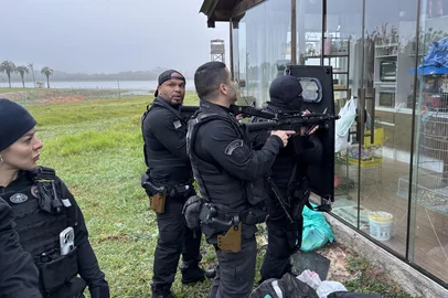 O Departamento Estadual de Investigações do Narcotráfico (Denarc) da Polícia Civil realiza nesta quinta-feira (15) uma operação contra uma organização criminosa suspeita de tráfico de drogas e de ameaças a moradores para controlar um condomínio de moradias populares em Viamão, na Região Metropolitana. Durante a Operação Olissipo, são cumpridos 24 mandados de prisão preventiva e 16 de busca e apreensão. Dos alvos de prisão, 13 estavam fora do sistema prisional e 11 tiveram novas ordens de prisão. Os mandados se concentram em Viamão, mas também há ações em Porto Alegre, São Leopoldo, Balneário Pinhal e Santa Catarina.<!-- NICAID(16387824) -->
