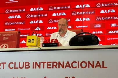 Alessandro Barcellos concede coletiva no Beira-Rio após o Gre-Nal 448, anunciando a demissão de Roger Machado<!-- NICAID(16130005) -->