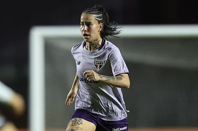 Karla Alves, volante do São Paulo<!-- NICAID(16353251) -->
